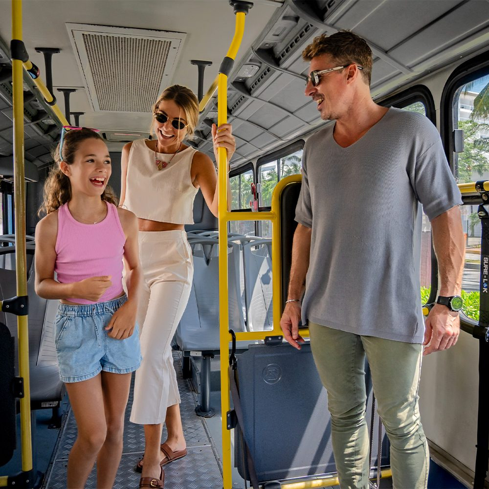 Sunset World Resorts: Corporativa. Niña y pareja bajan del bus.
