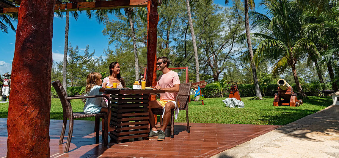 Familia disfrutando desayuno en Laguna Suites. ¡Reserva tu estancia!