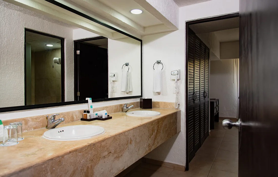Laguna Suites: Baño doble con lavabo, espejo y secador de pelo.