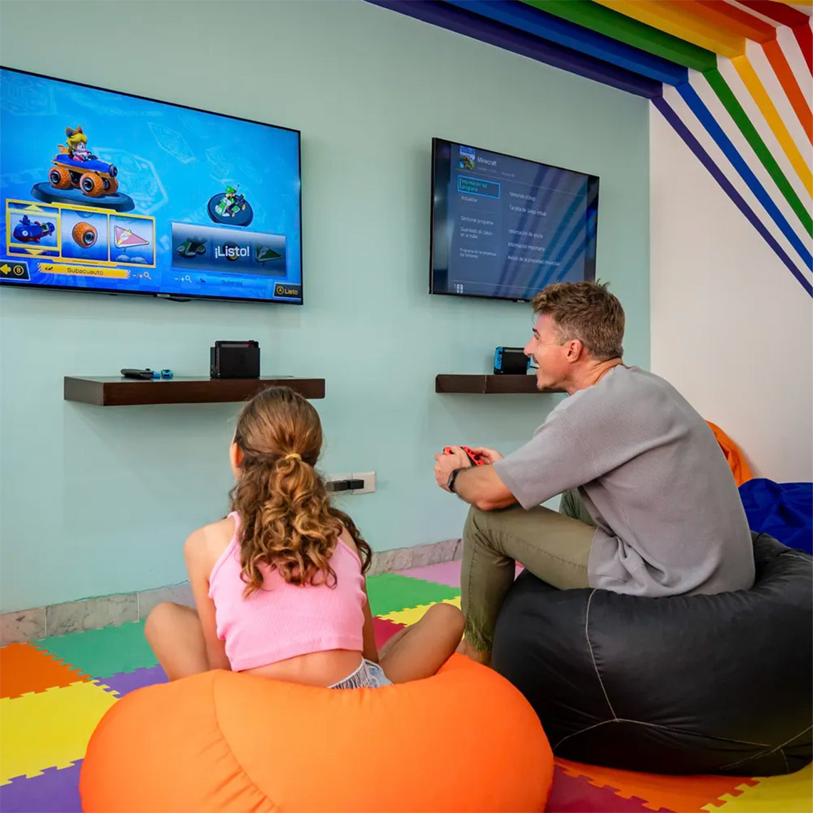 Jugar videojuegos en Sunset Marina Resort & Yacht Club.