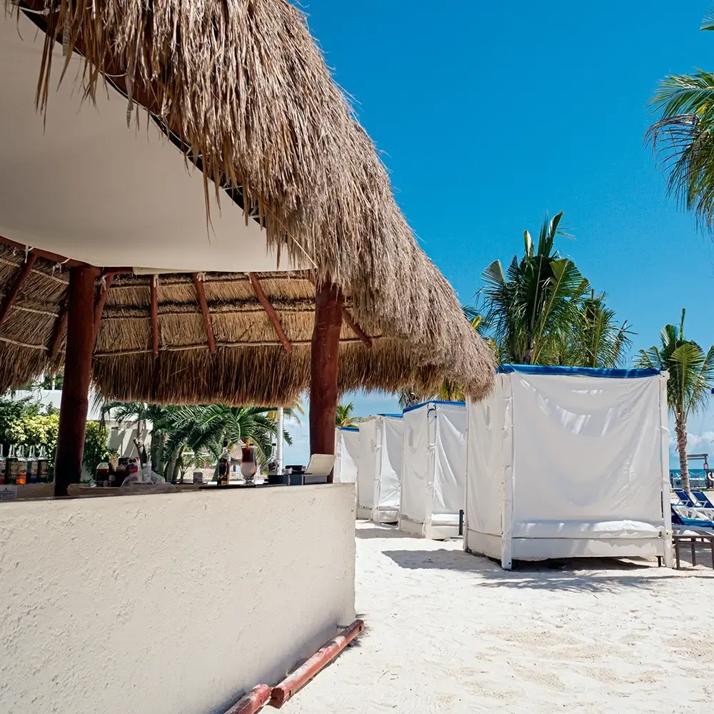 Cabanas and bar at Sunset World Resorts: Corporativa beach resort.