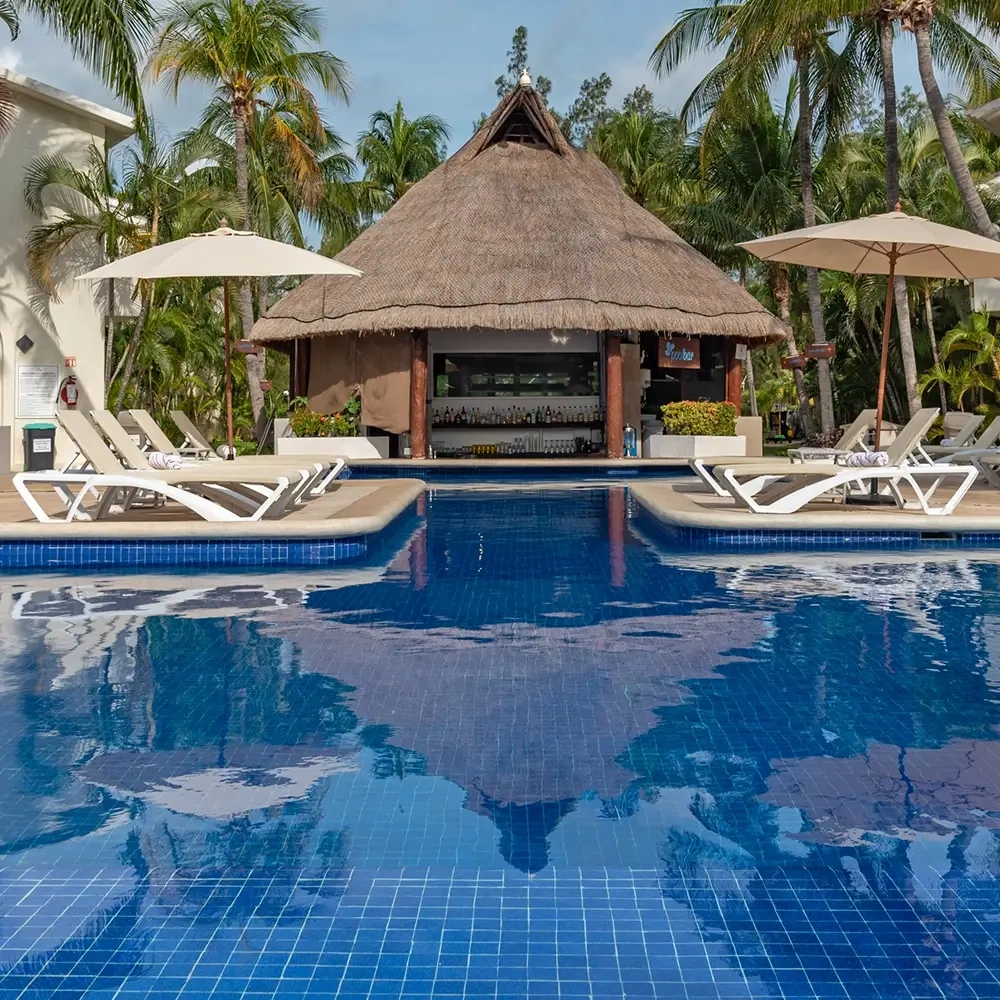 Piscina con bar y tumbonas en Sunset World Resorts: Corporativa.
