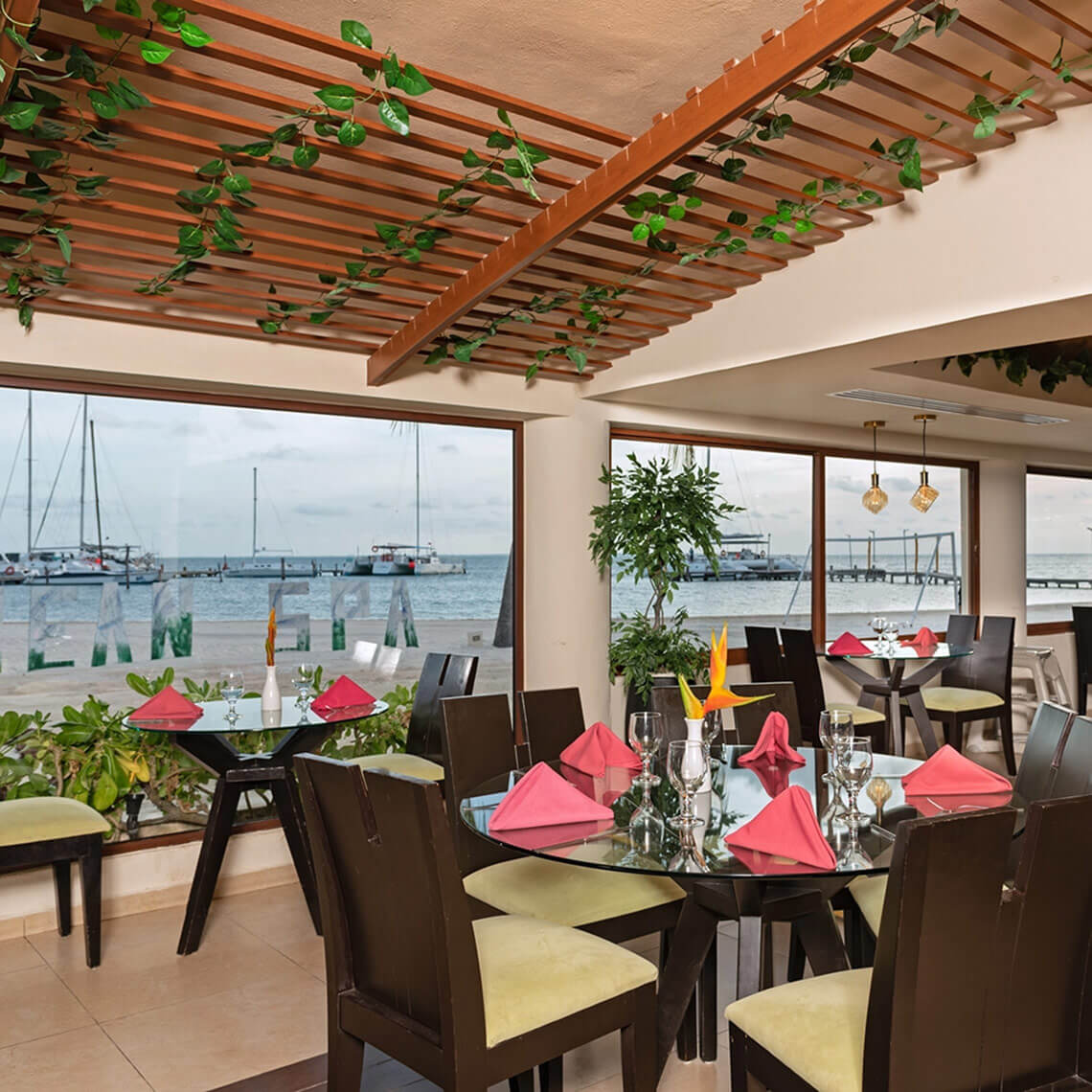 Ocean Spa Hotel: Elegant dining with ocean views.