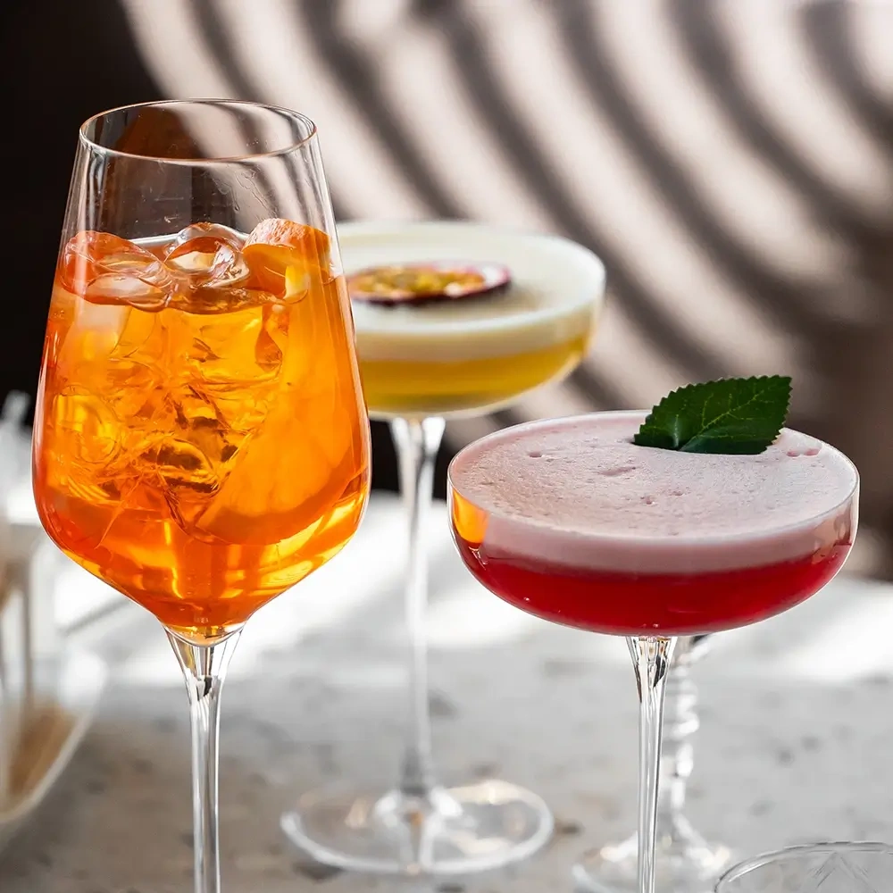 Cocktails at our hotel bar Sunset Hotels Collection: Corporativa. Enjoy refreshing drinks and a stylish ambiance.