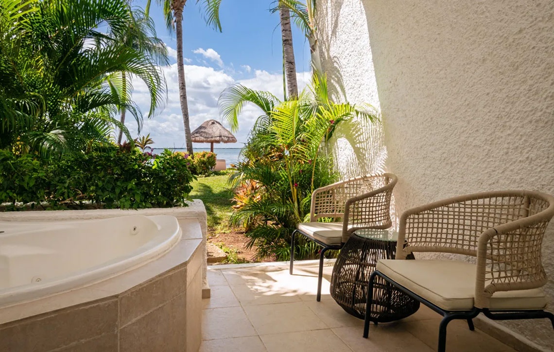 Terraza con jacuzzi y vista al mar en Sunset Marina Resort & Yacht Club