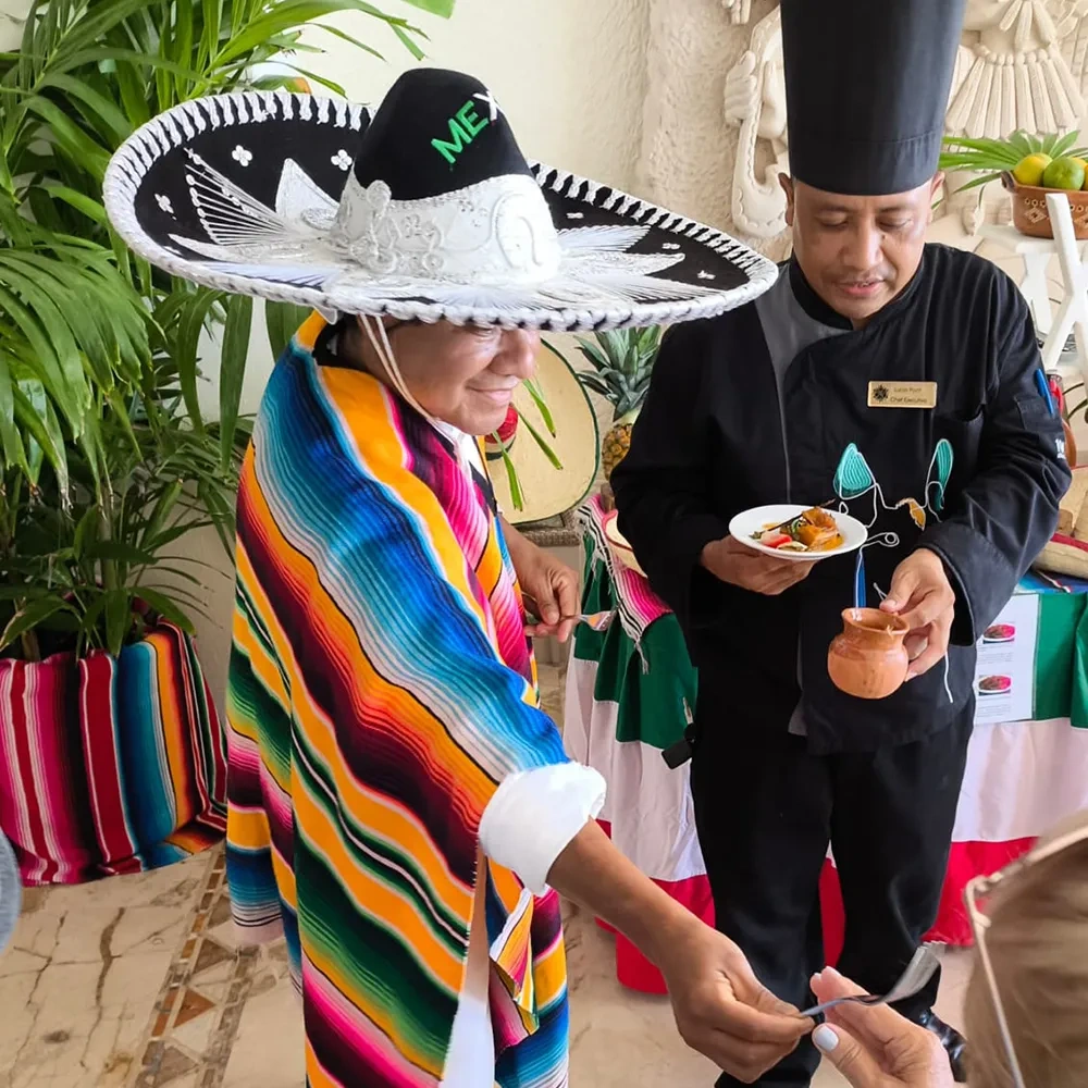 Persona con traje mexicano y chef en Sunset Hotels Collection: Corporativa.