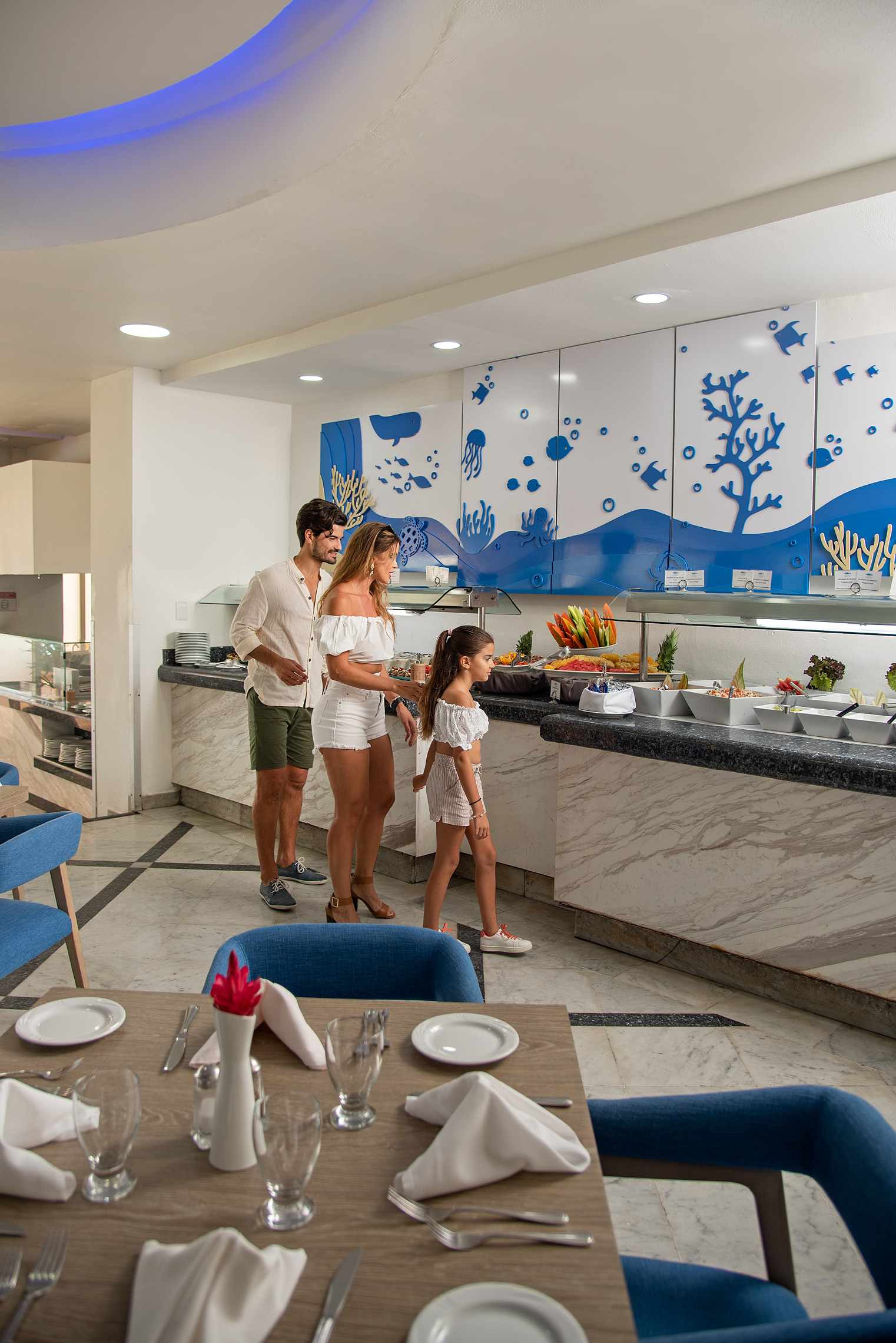 Restaurante frente al mar en Sunset World Resorts: Corporativa. Mesas, sillas y vista al océano.