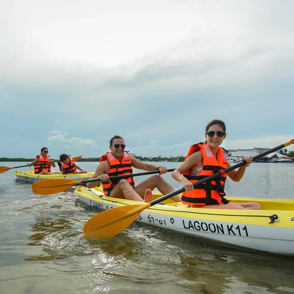 Pareja en kayak con chaleco salvavidas, Sunset World Resorts: Corporativa.
