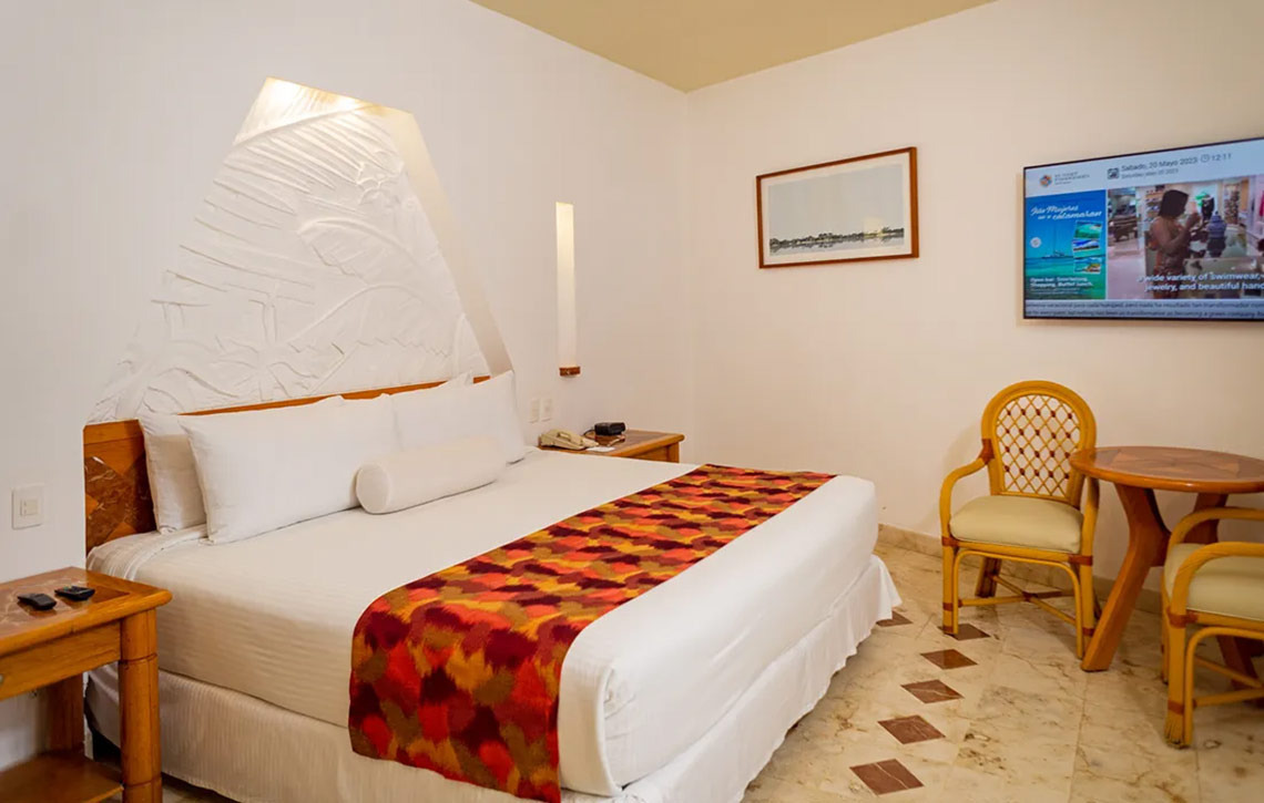 Habitación con cama King en Sunset Fishermen Beach Resort, TV y terraza.