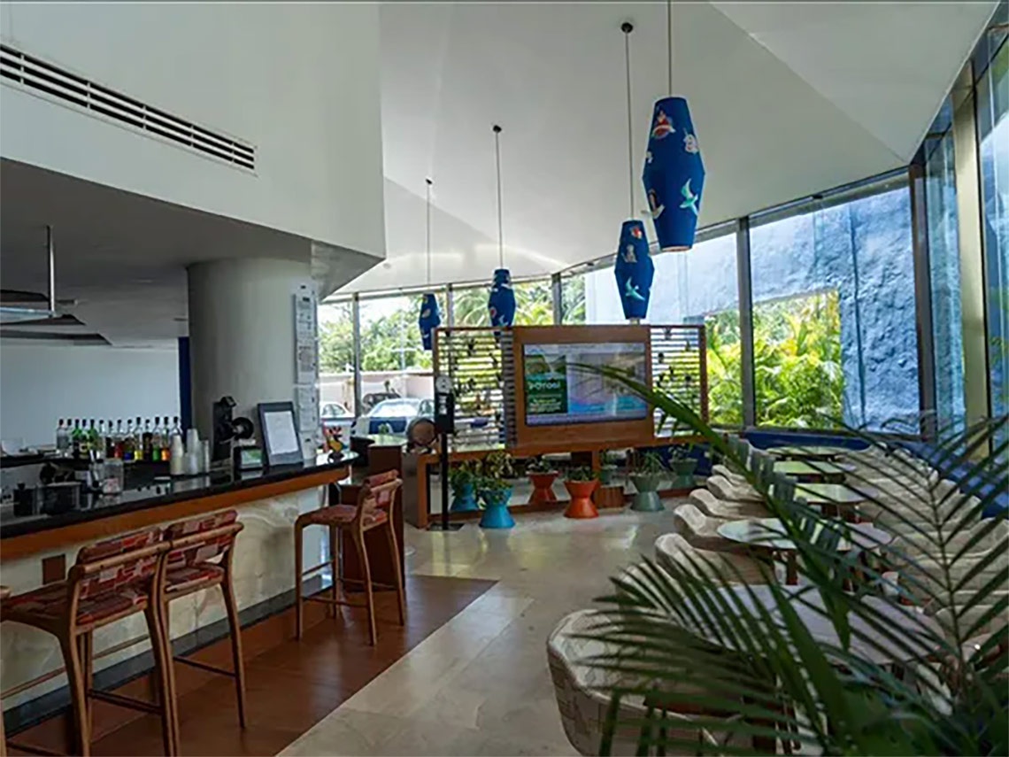 Ocean Spa Hotel: Modern bar and seating area with tropical views.
