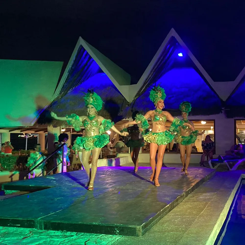 Espectáculo de bailarinas en Sunset World Resorts: Corporativa.