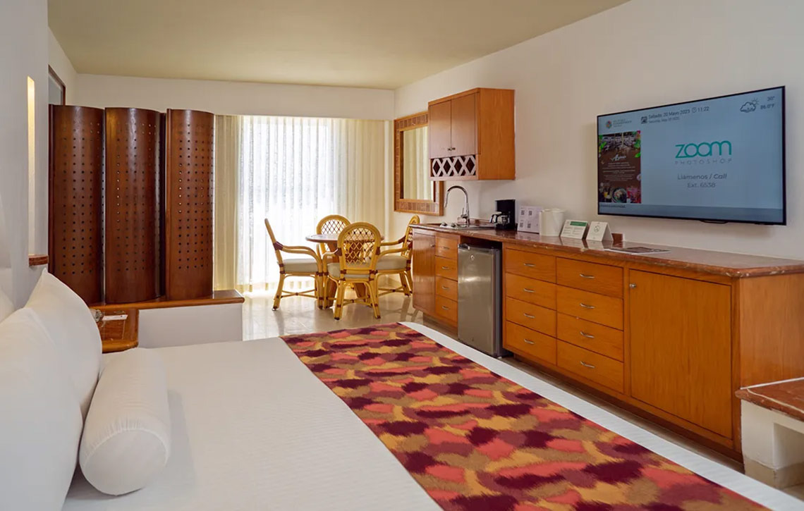 Habitación moderna con cocina y TV en Sunset Fishermen Beach Resort.