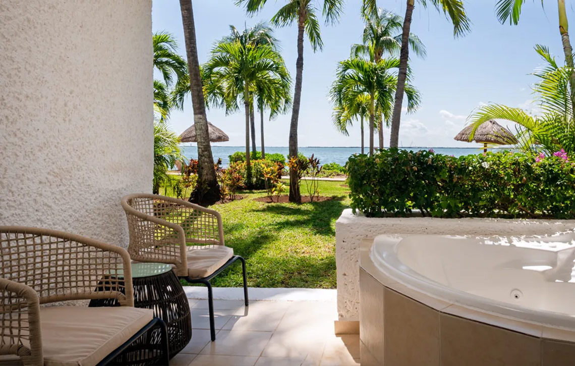 Terraza con bañera exterior y vista al mar en Sunset Marina Resort & Yacht Club.