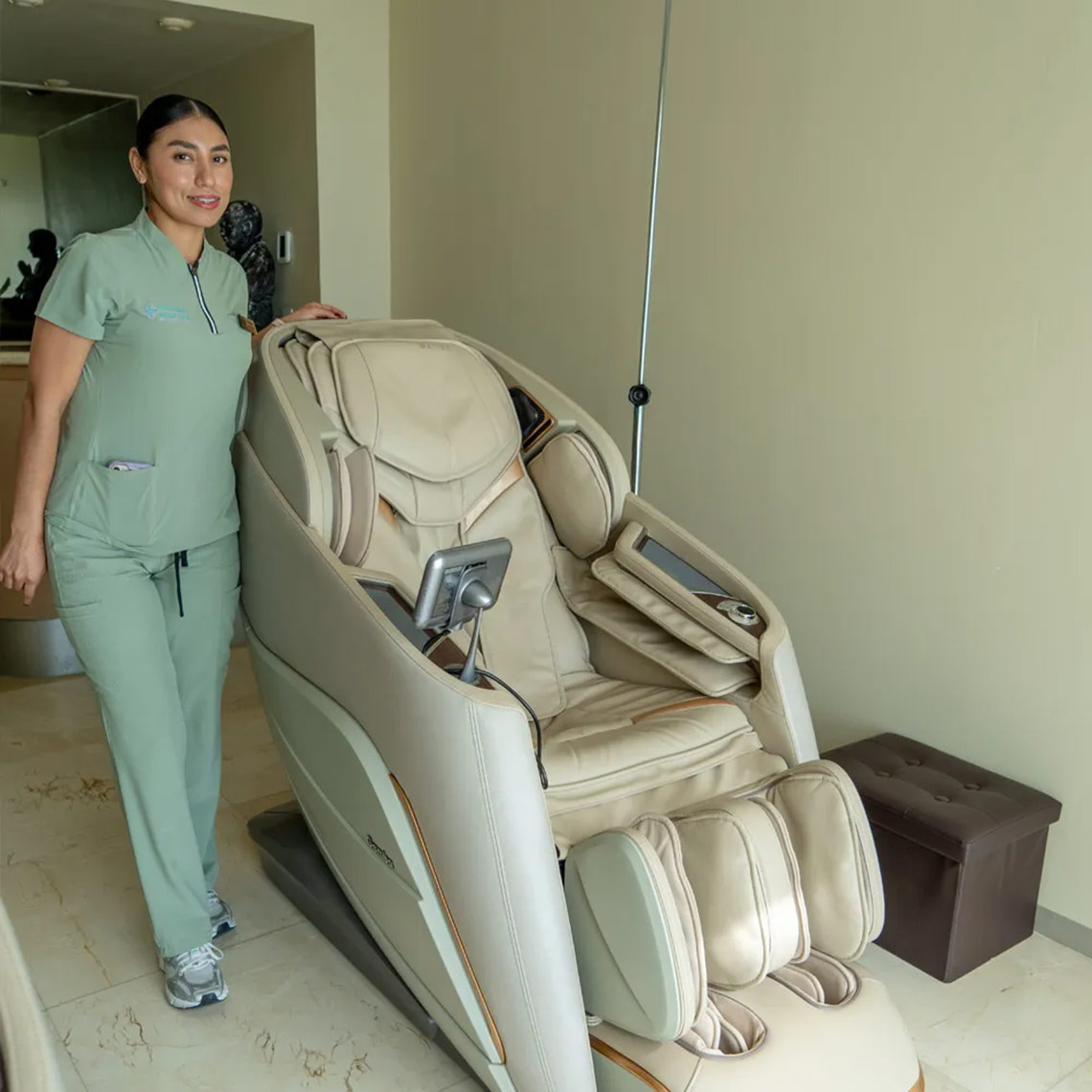 Sunset Royal Beach Resort: Nurse by massage chair.