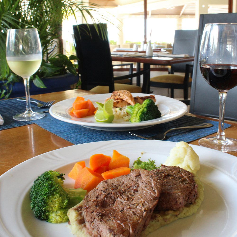 Sunset World Resorts: Corporativa dining room with ocean view and beach.