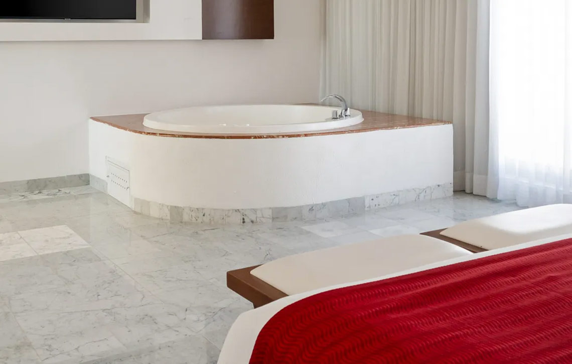 Jacuzzi en la suite del Sunset Marina Resort & Yacht Club.