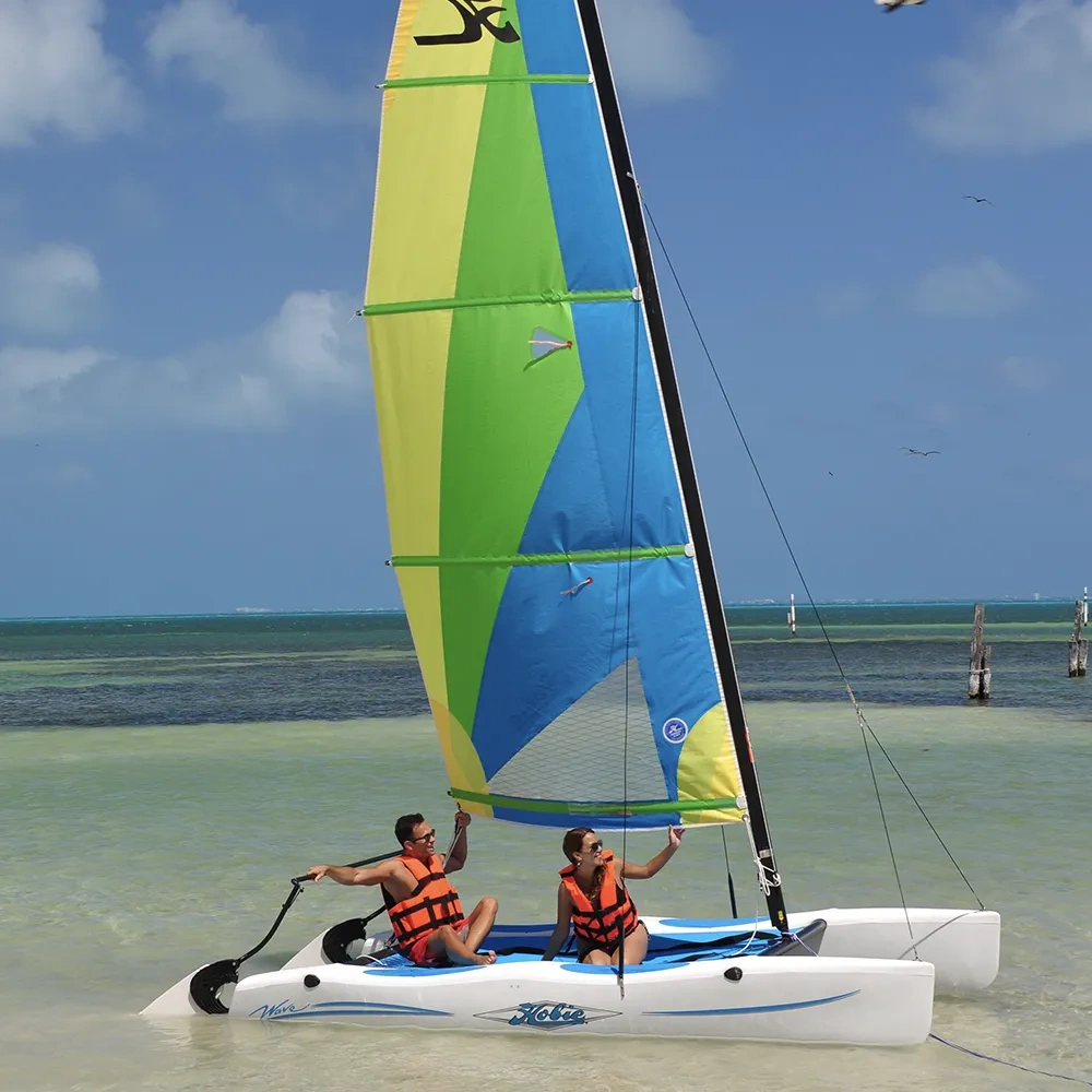 Pareja disfruta de un catamarán en aguas cristalinas en Sunset World Resorts: Corporativa.