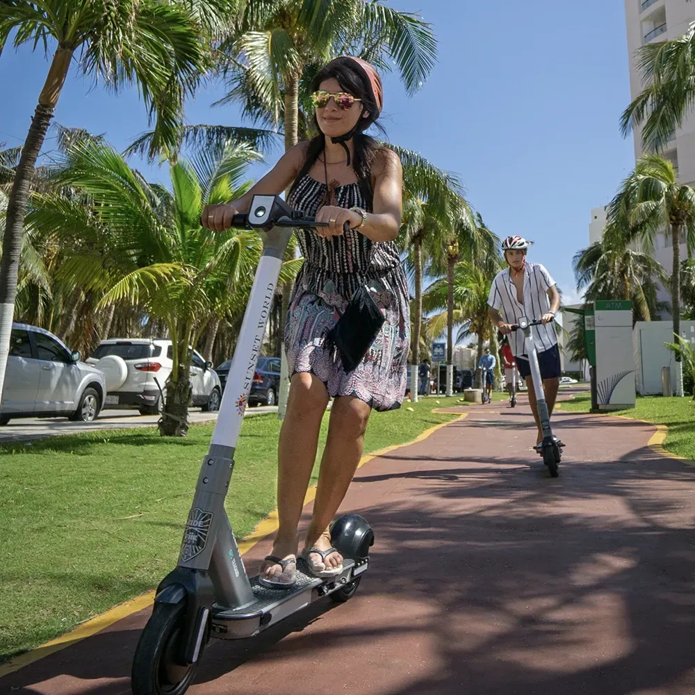 Turistas disfrutan scooters en Sunset World Resorts: Corporativa.