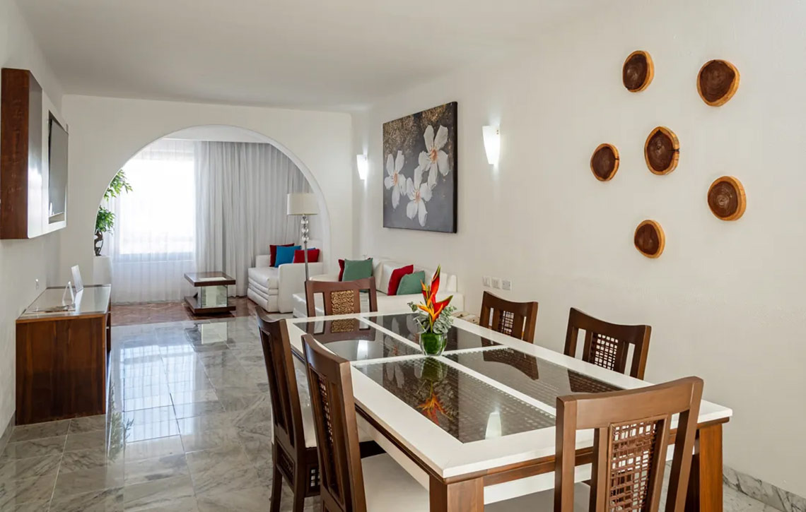 Comedor elegante en Sunset Marina Resort & Yacht Club, ideal para unas vacaciones.