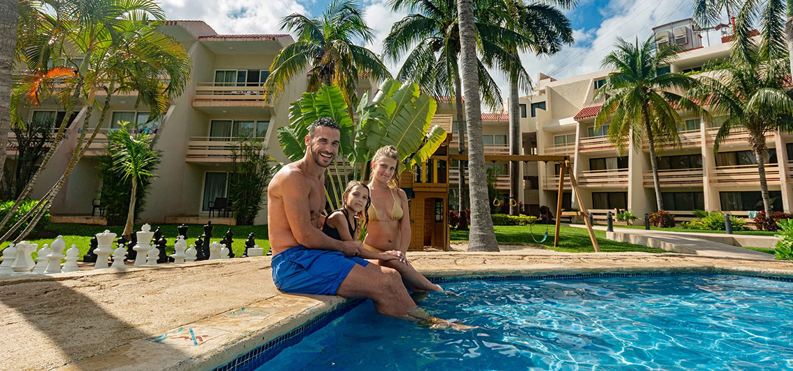 Family by pool at Ocean Spa Hotel. Official Page.