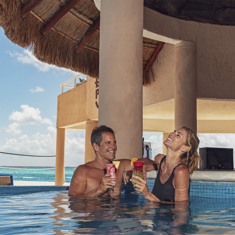 Tropical cocktail by the pool at Sunset World Resorts: Corporativa.