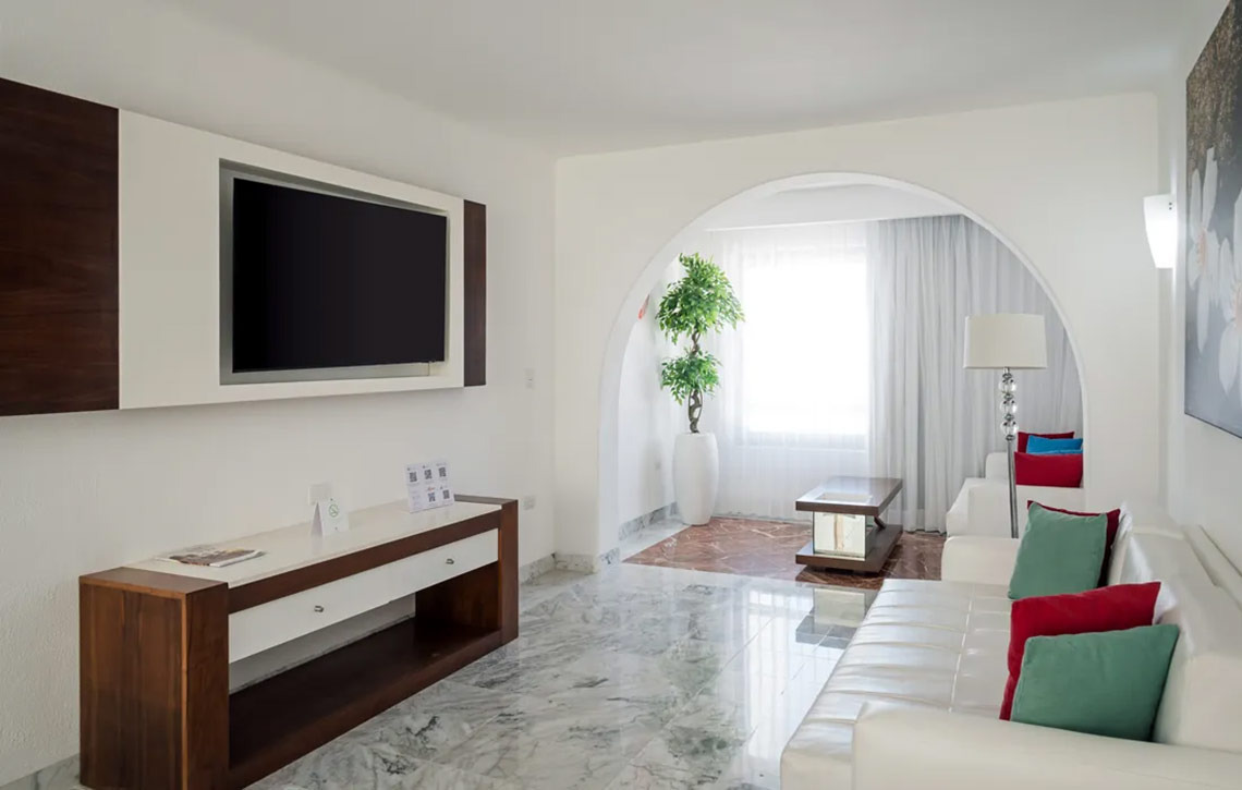 Sala de estar moderna en Sunset Marina Resort & Yacht Club | Página Oficial.