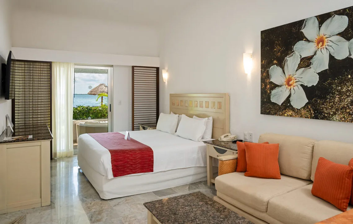 Habitación en Sunset Marina Resort con vista al mar.