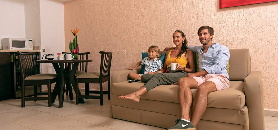 Familia relajada en Laguna Suites: comodidad y descanso.