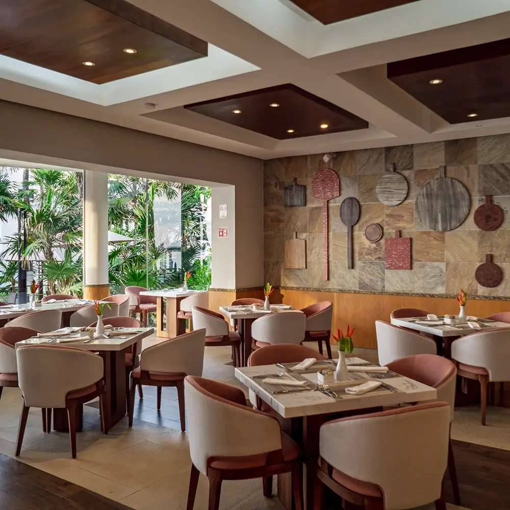 Restaurante elegante de Sunset World Resorts: Corporativa, con mesas y sillas modernas.