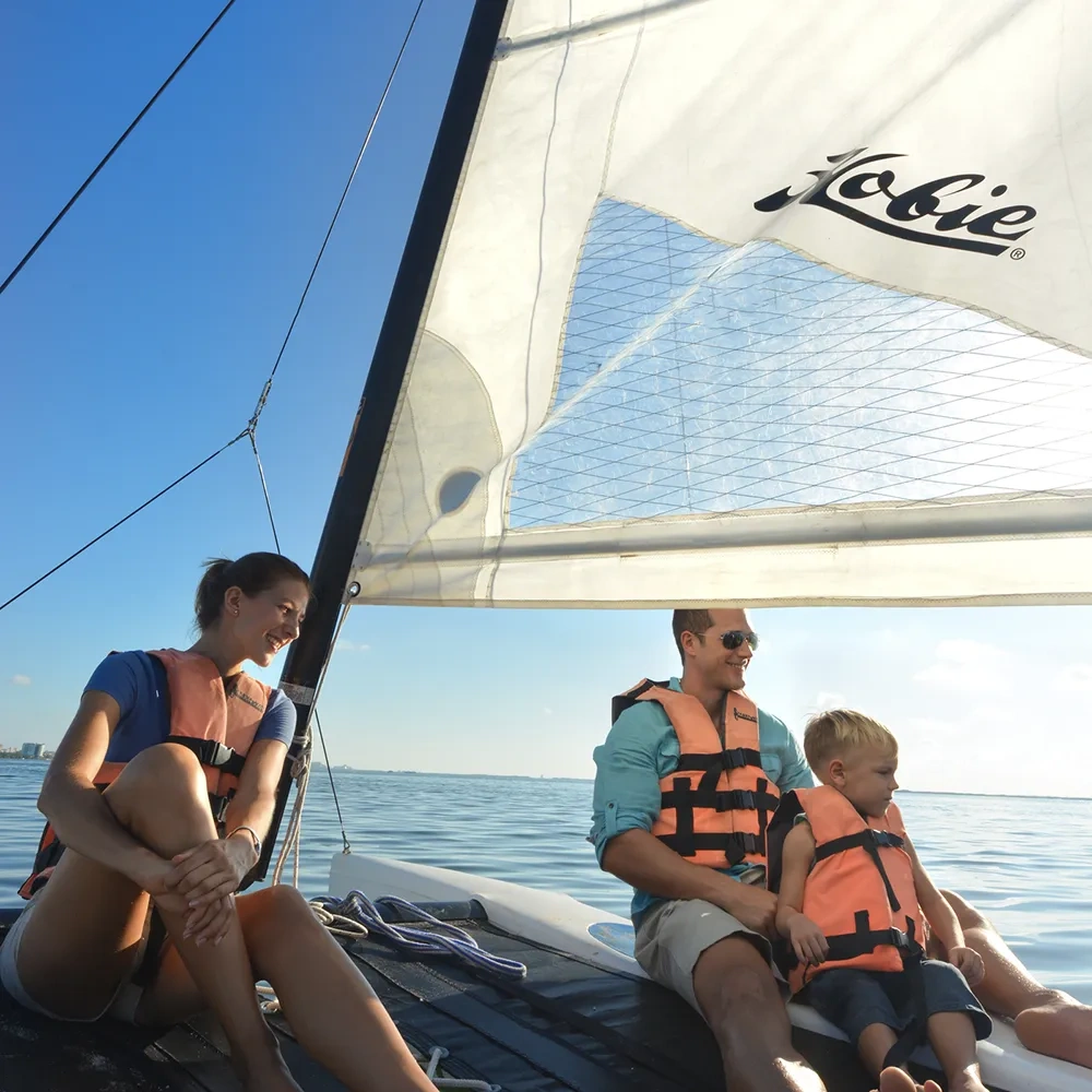 Familia disfrutando vela en Sunset World Resorts: Corporativa.