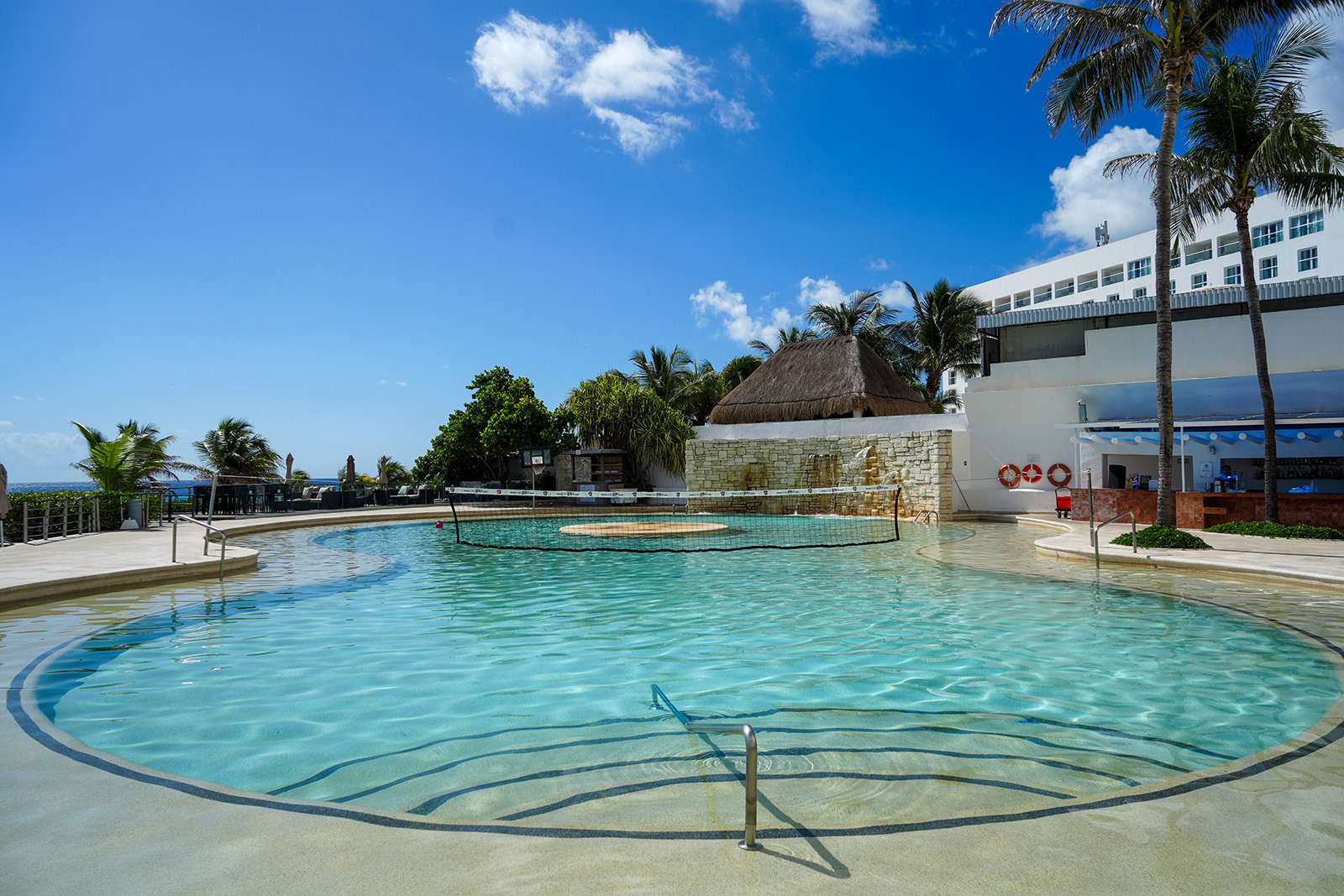 Piscina con voleibol y palmeras, ideal para Sunset Hotels Collection: Corporativa.