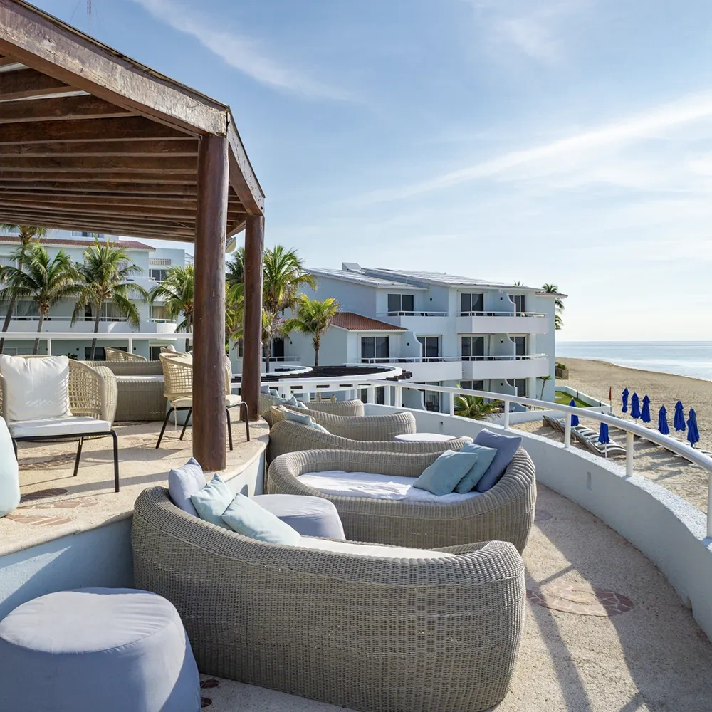 Sofás lounge frente a la playa en Sunset World Resorts: Corporativa.