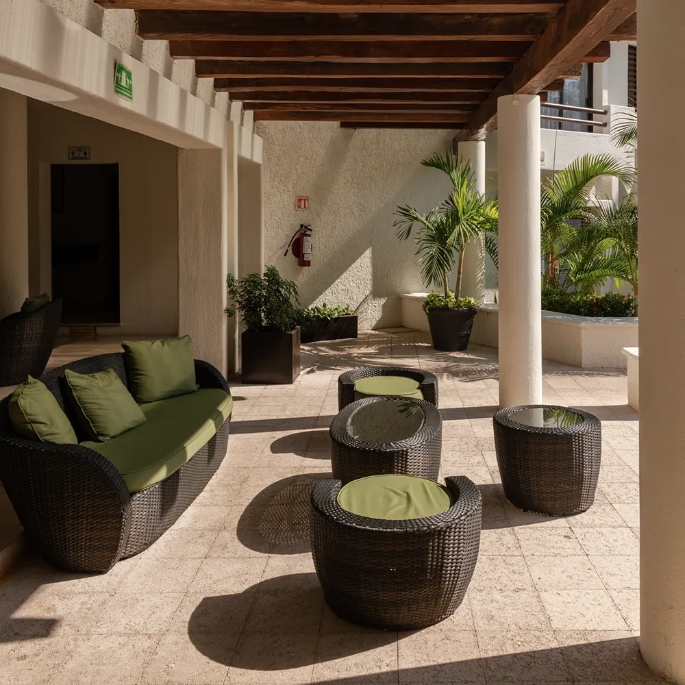 Sunset World Resorts: Corporativa, acogedora área exterior con sofás y mesas de ratán.
