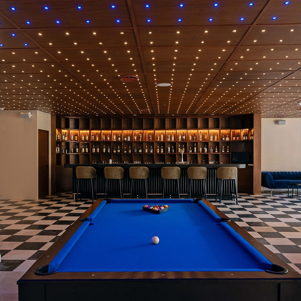 Hacienda Tres Rios pool table and bar area, perfect for a fun evening.