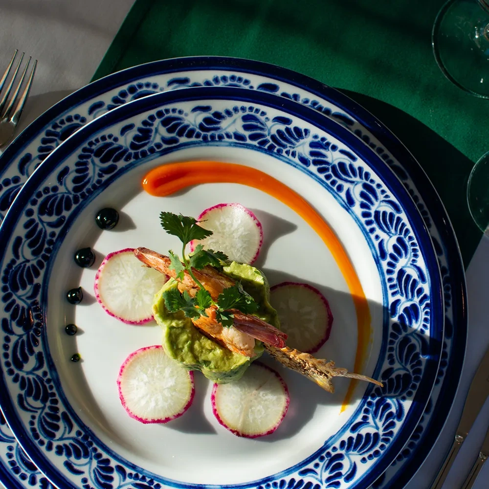 Plato gourmet con camarones y aguacate de Sunset World Resorts: Corporativa.