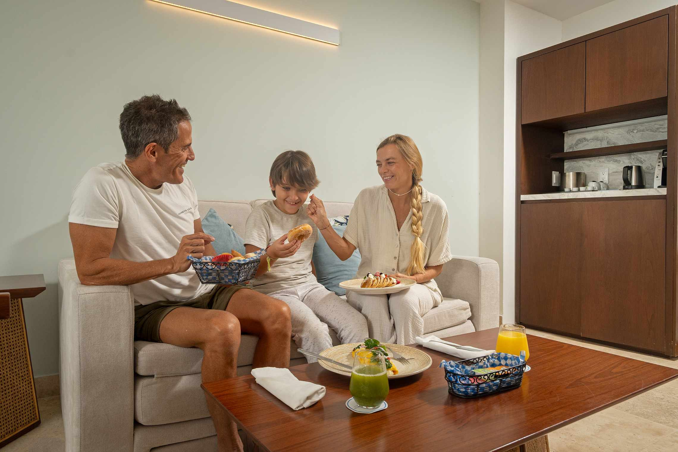 Sandwich club y papas fritas, ideal para eventos corporativos en Sunset World Resorts.