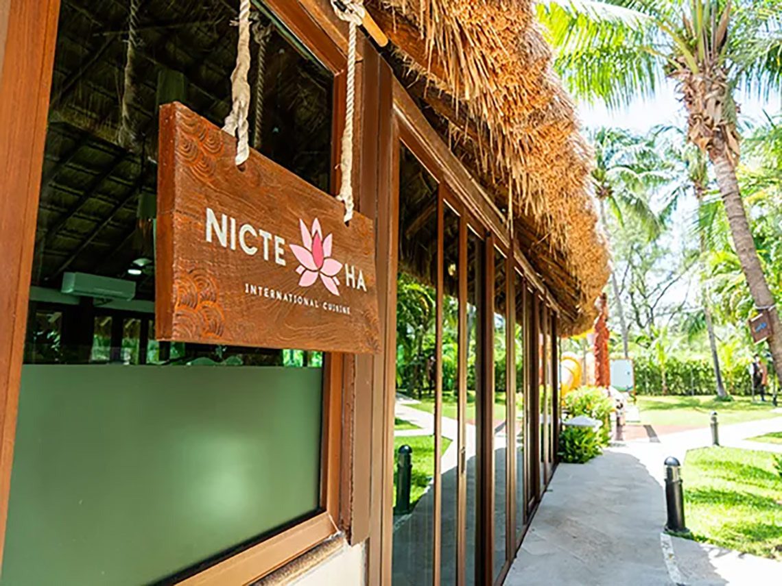 Restaurante internacional con letrero de 'Nicté Ha' en Laguna Suites.