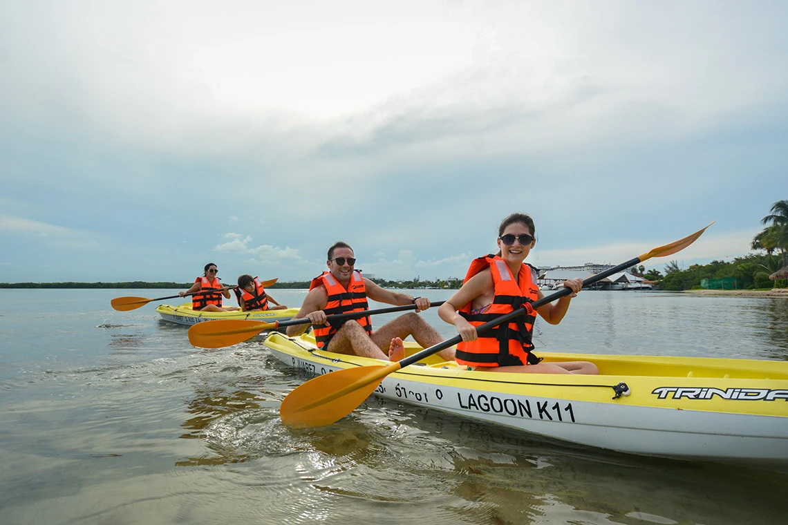 Familia disfrutando vela en Sunset World Resorts: Corporativa.