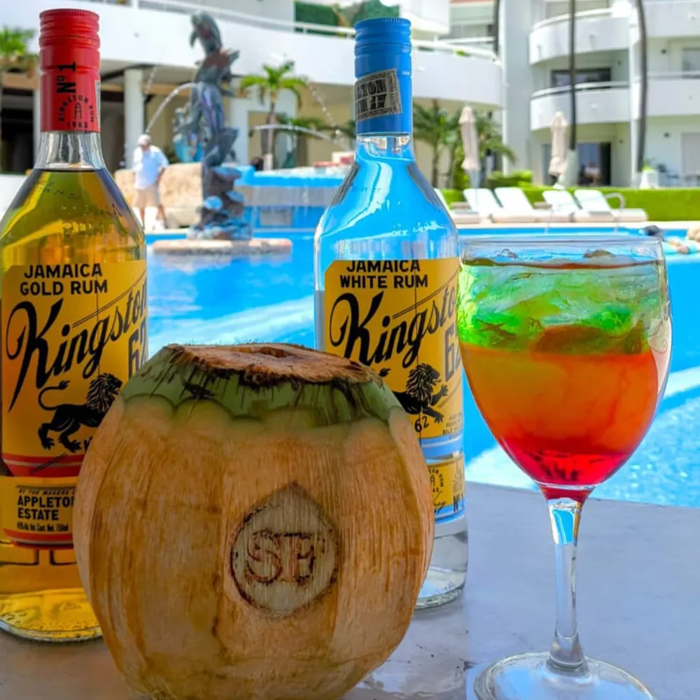 Sunset World Resorts: Corporativa: Rones Kingston 62 y cóctel tropical junto a la piscina.