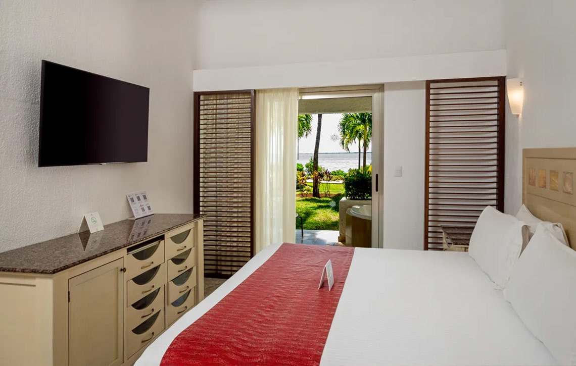 Habitación con vista al mar en Sunset Marina Resort & Yacht Club.