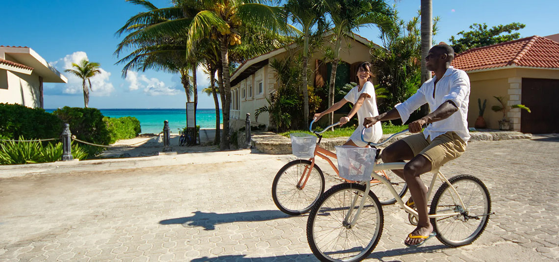 Pareja en bicicletas en Sunset Fishermen Beach Resort | Página Oficial