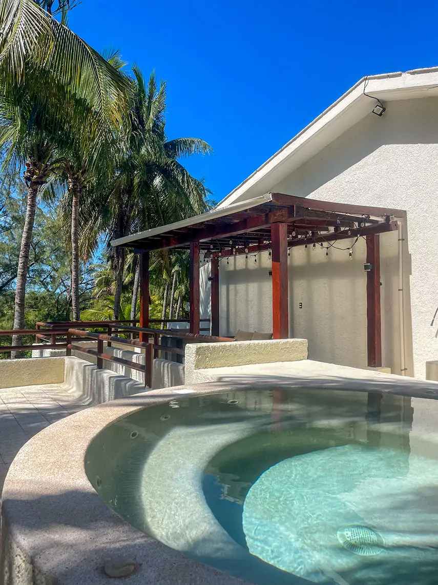 Sunset World Resorts: Corporativa - Outdoor jacuzzi with palm trees and umbrella.