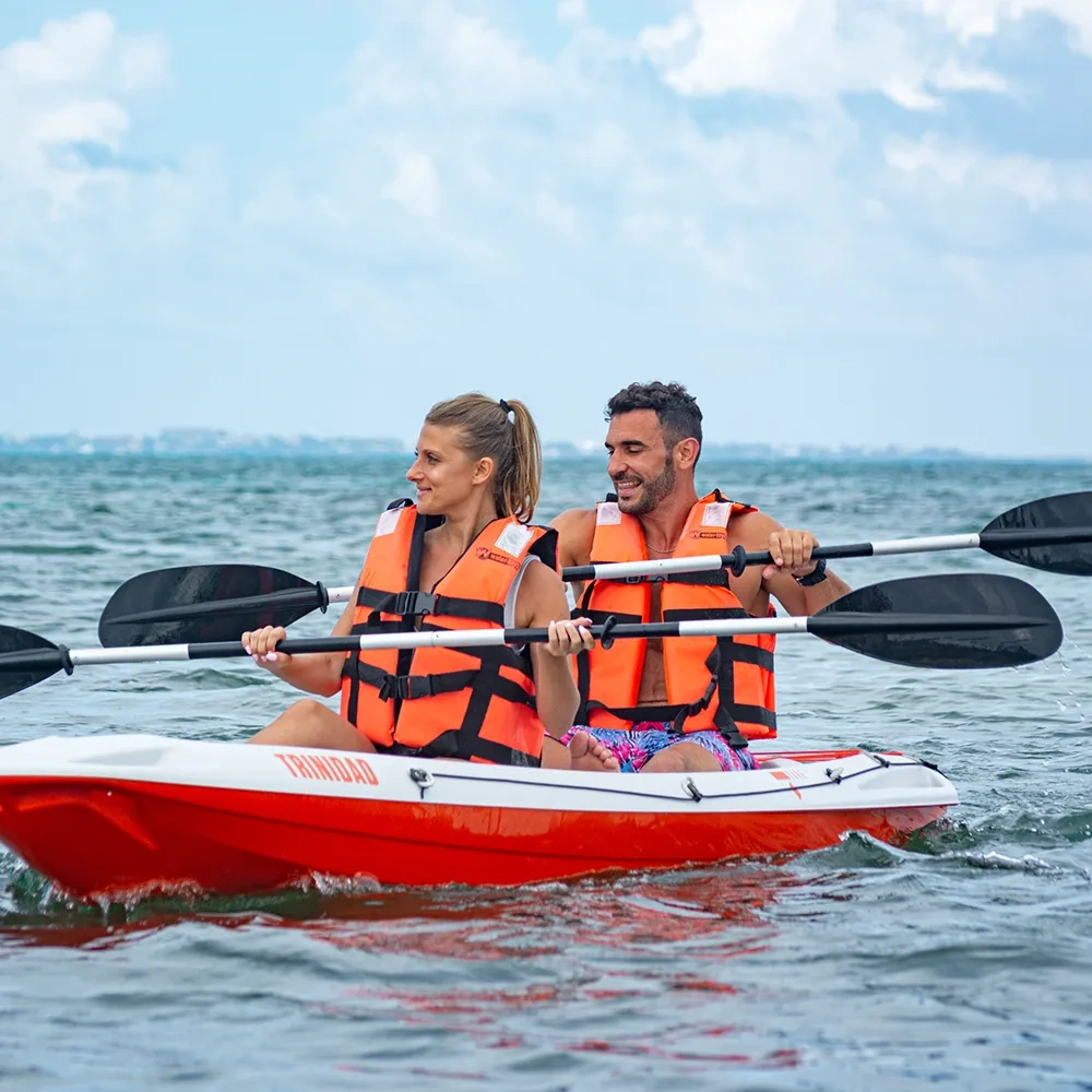 Pareja en kayak Sunset World Resorts: Corporativa