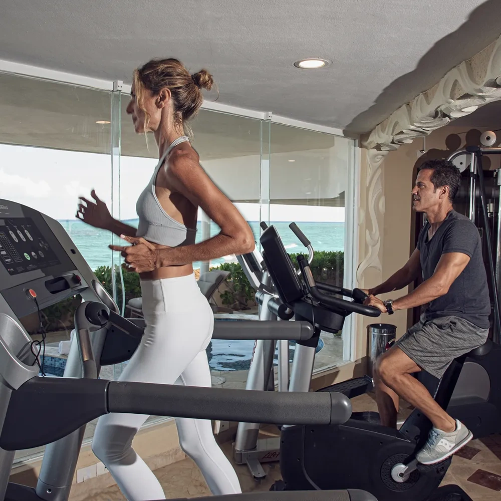 Disfruta de un entrenamiento en el gimnasio de Sunset Hotels Collection: Corporativa con vistas al mar.