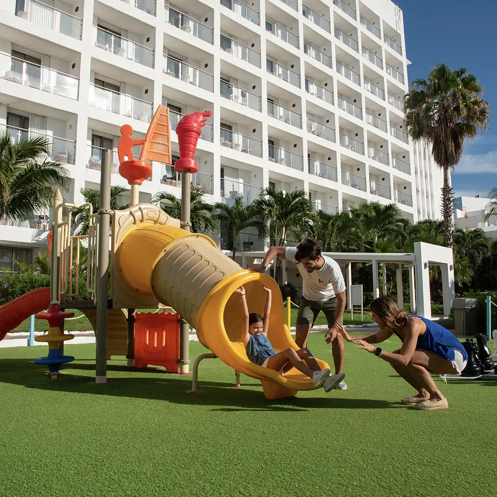 Sunset World Resorts: Corporativa guests jog on treadmills with ocean views.