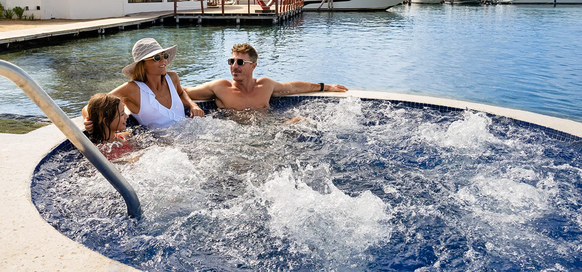 Relájate en el jacuzzi con vistas al mar en Sunset Marina Resort.