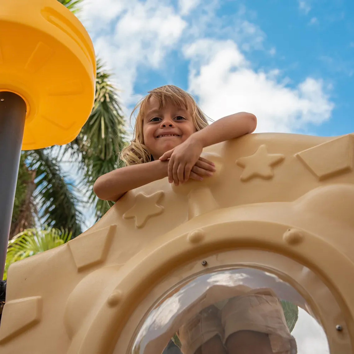 Niño sonriendo en el Sunset Marina Resort & Yacht Club | Página Oficial