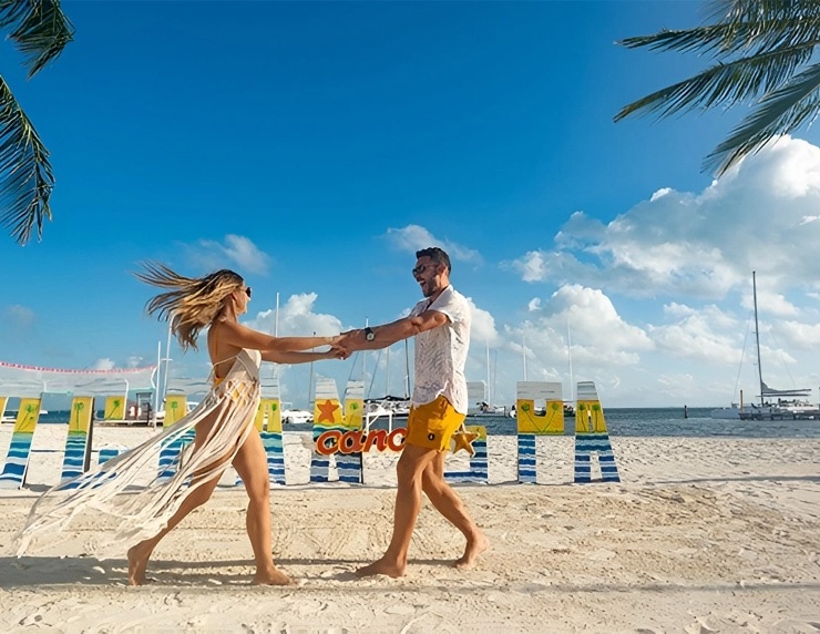 Pareja bailando en la playa, un día perfecto en Sunset World Resorts: Corporativa.