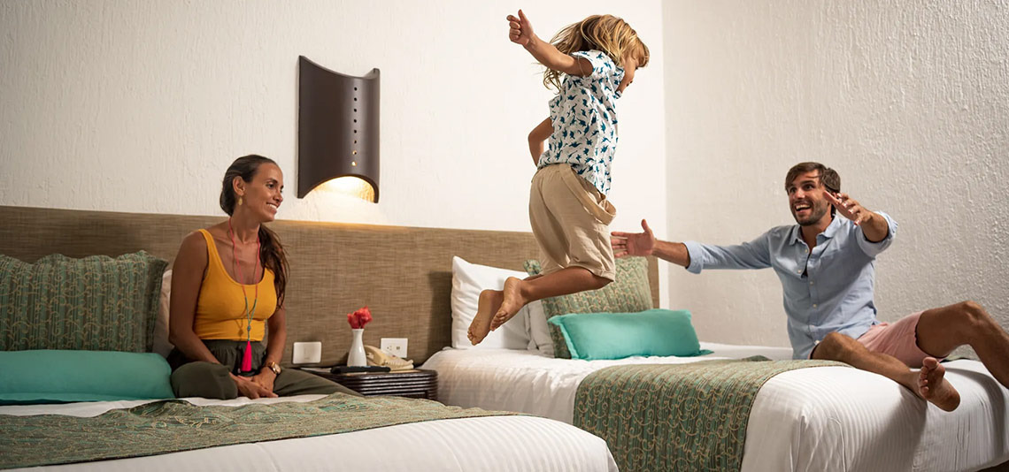 Familia saltando en camas en Laguna Suites | Página Oficial. Diversión garantizada.