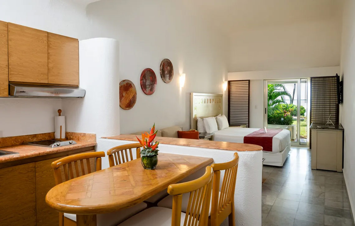 Suite del Sunset Marina Resort & Yacht Club con cocina, cama y patio.